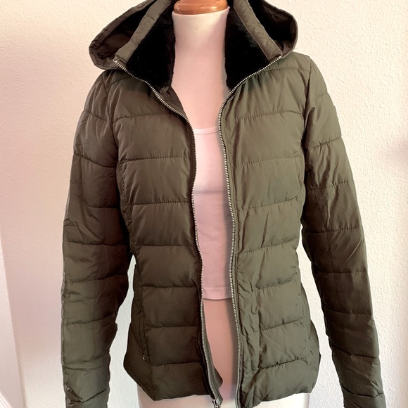 Abercrombie & Fitch Jackets & Blazers - Dark green Abercrombie & Fitch lightweight puffer jacket